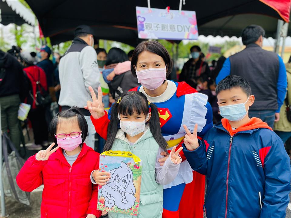 04月份鎮政活動剪影1110403親子同樂遊春光活動，黃鎮長與孩子們一起同樂